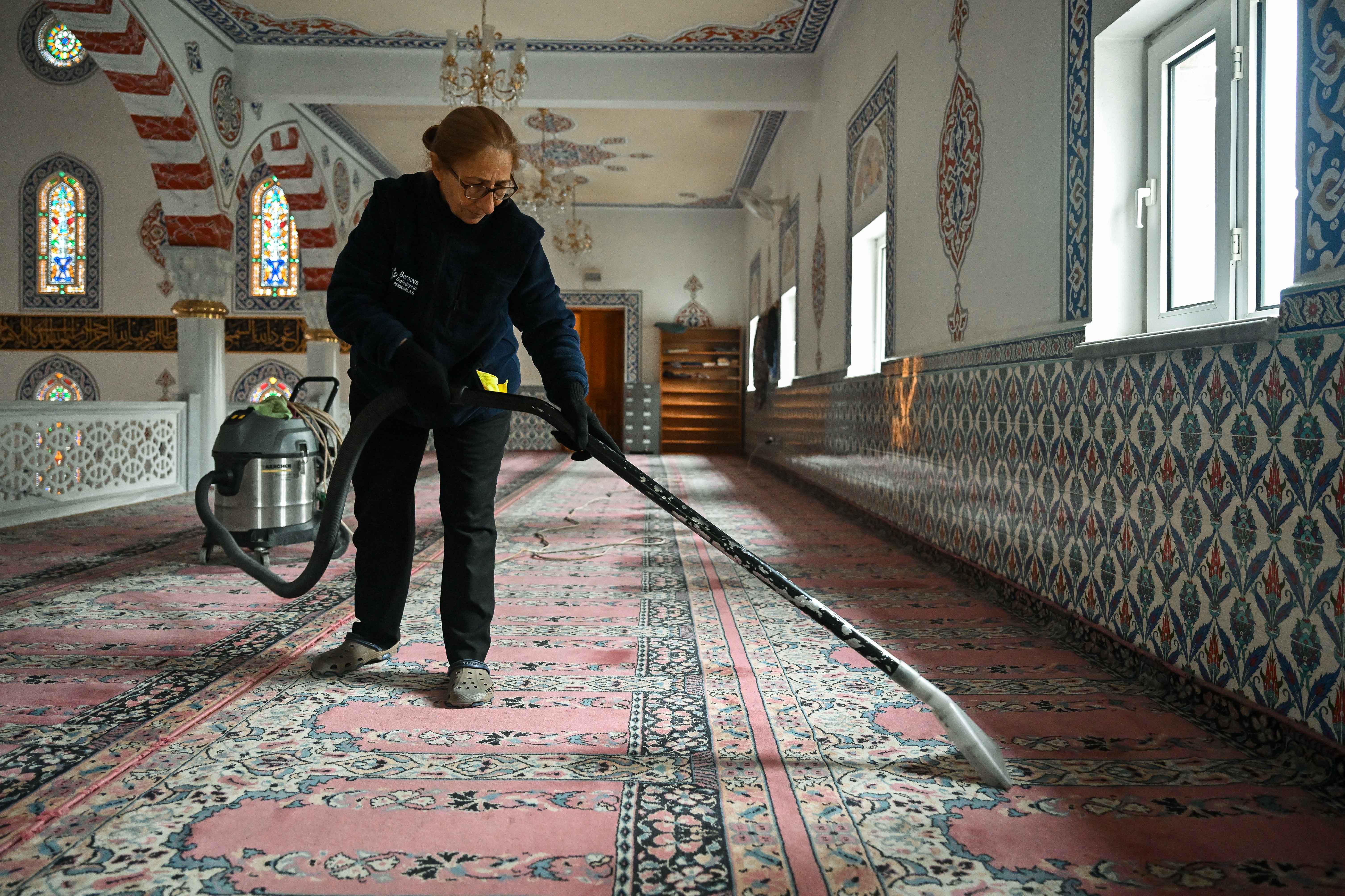 Bornova’da Ramazan temizliği: Camiler ilk teravihe hazır