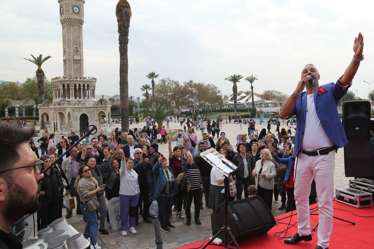 Konak Meydanı’nda Atatürk'ün sevdiği şarkılar söylendi.  Ege Üniversitesinden “Atatürk’ü Anma Konseri”