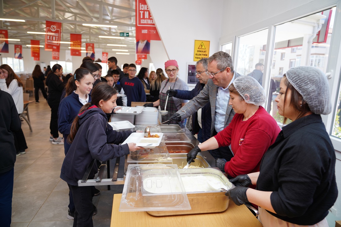 Bir Gevrek, Bir Peynir 40 Lira…  Ayvalık’ta Öğrenci Kent Lokantasında 3 Çeşit Yemek 30 Lira