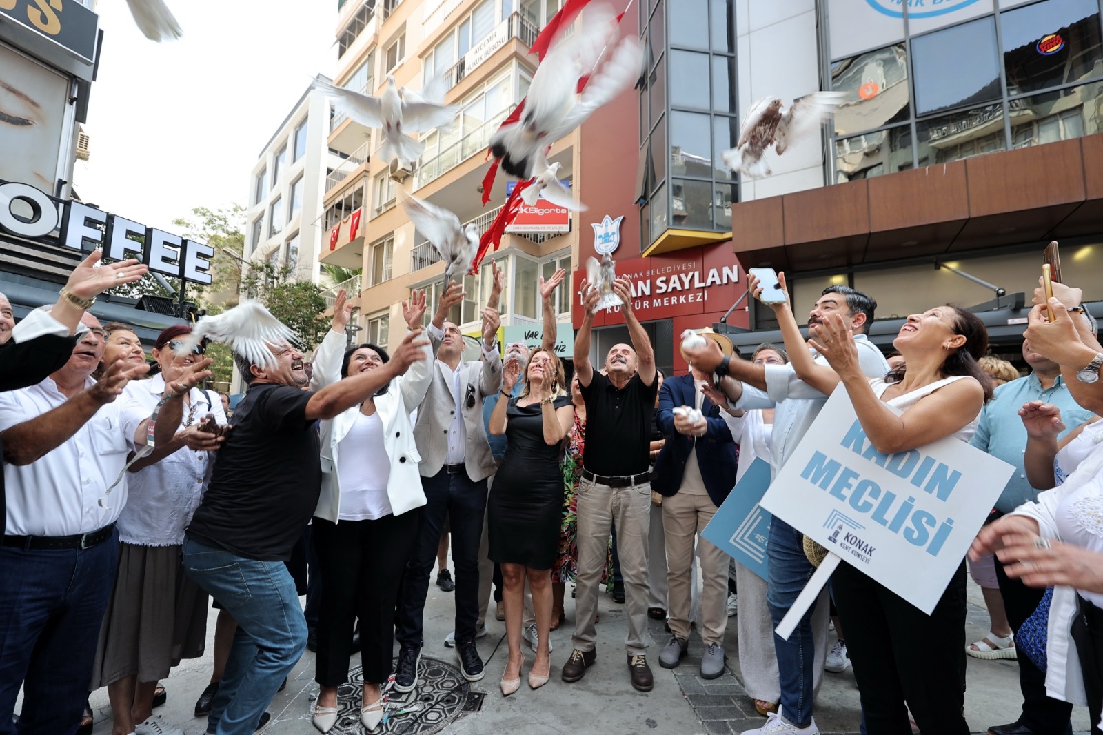 Barış güvercinleri Konak’ta havalandı