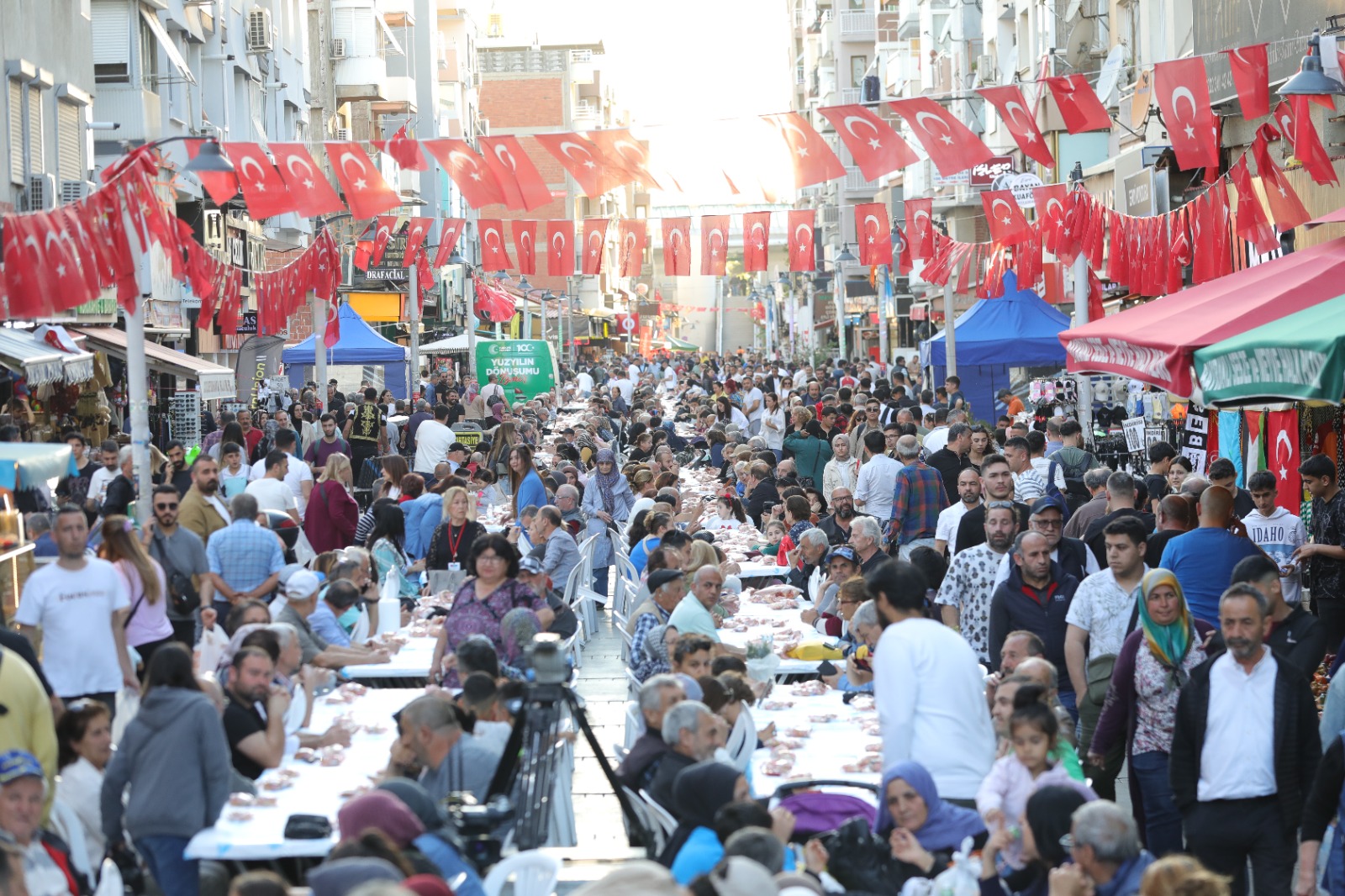 Bayraklı’da iftar sofraları ve Ramazan şenlikleri