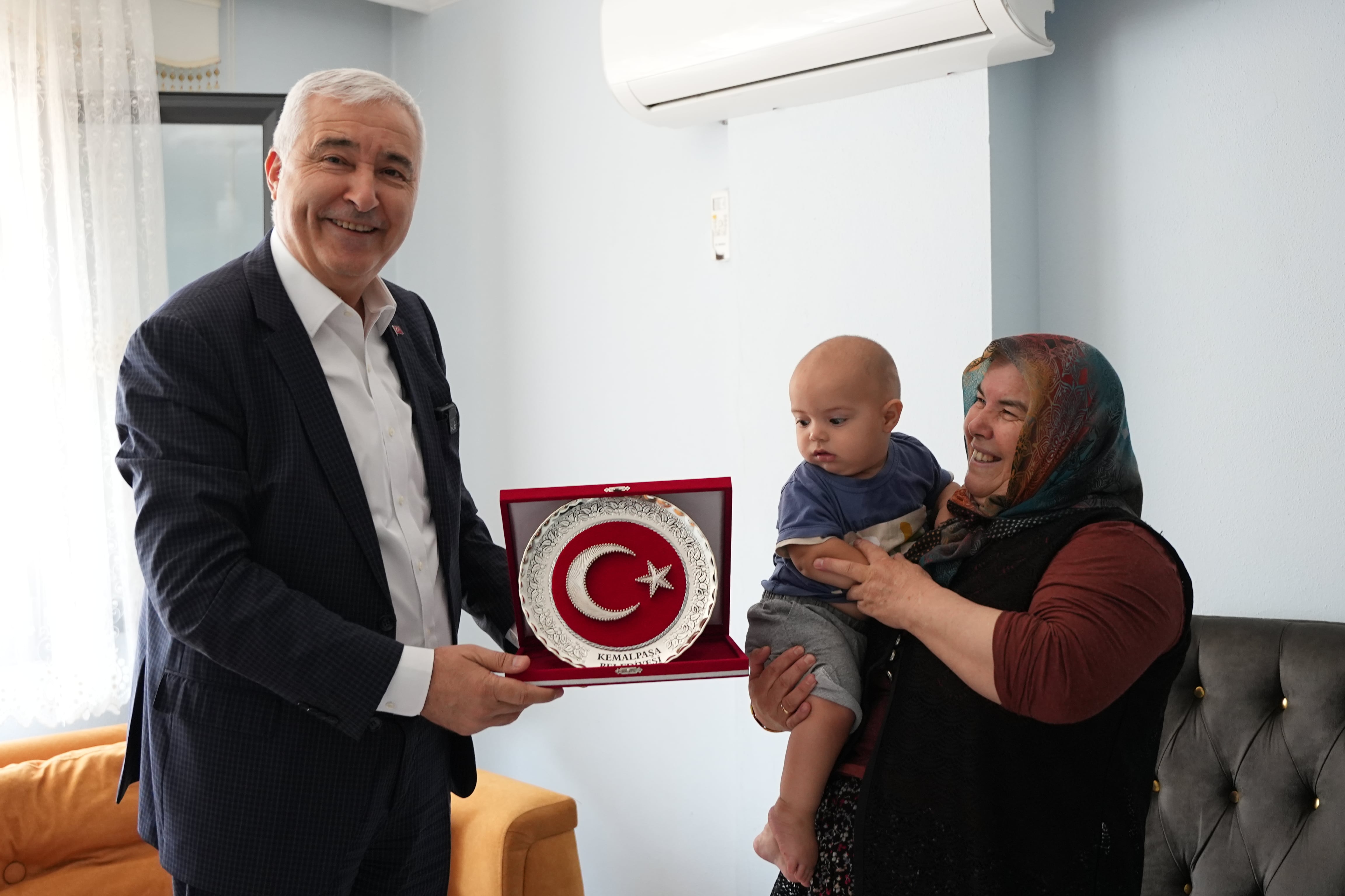 ZAFER BAYRAMINDA ŞEHİT AİLELERİ UNUTULMADI