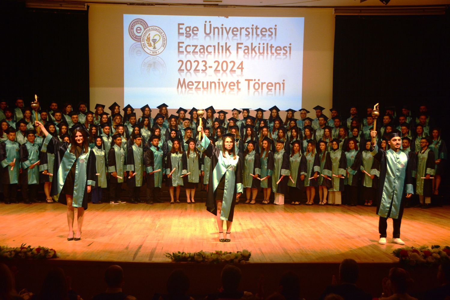 EÜ’de 119 çiçeği burnunda eczacı sektöre uğurlandı