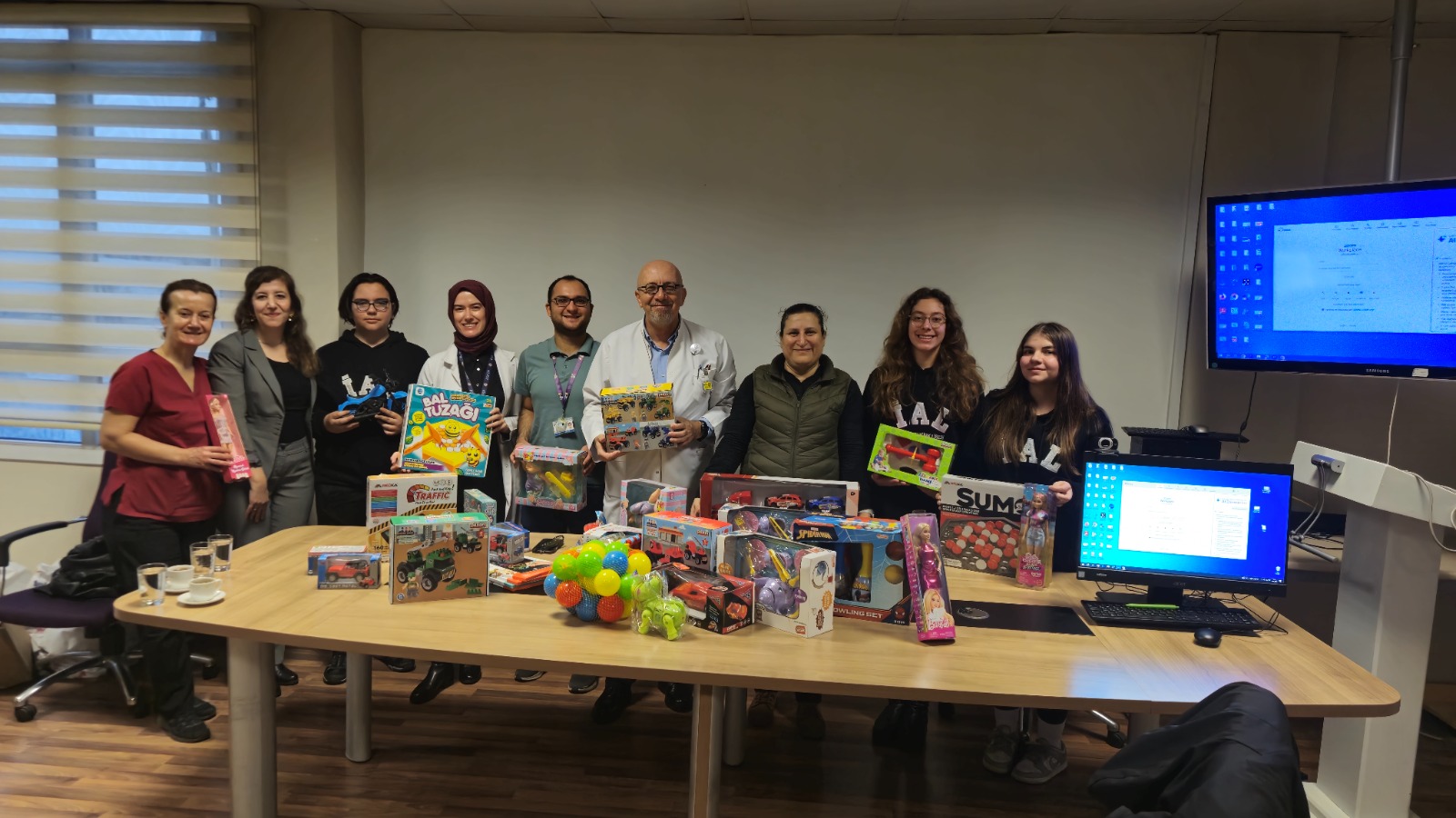 Oyuncaklarla tedavi gören çocukların yüzünü güldürdüler