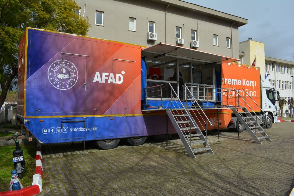 Ege Üniversitesinde “Deprem Simülasyon Tırı” ile öğrenciler depremi deneyimledi