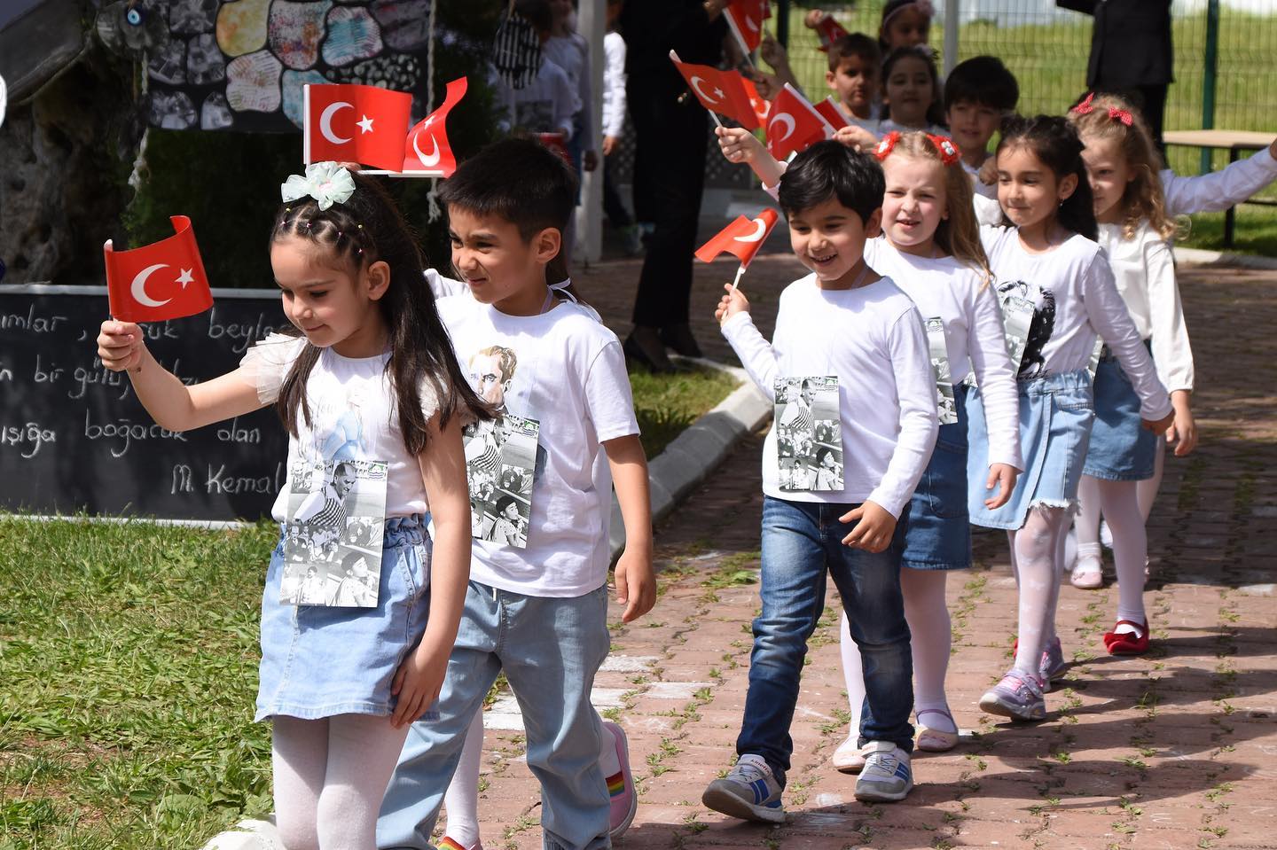 FOÇA BELEDİYESİ ÇOCUK EVİ 23 NİSAN’I KUTLADI