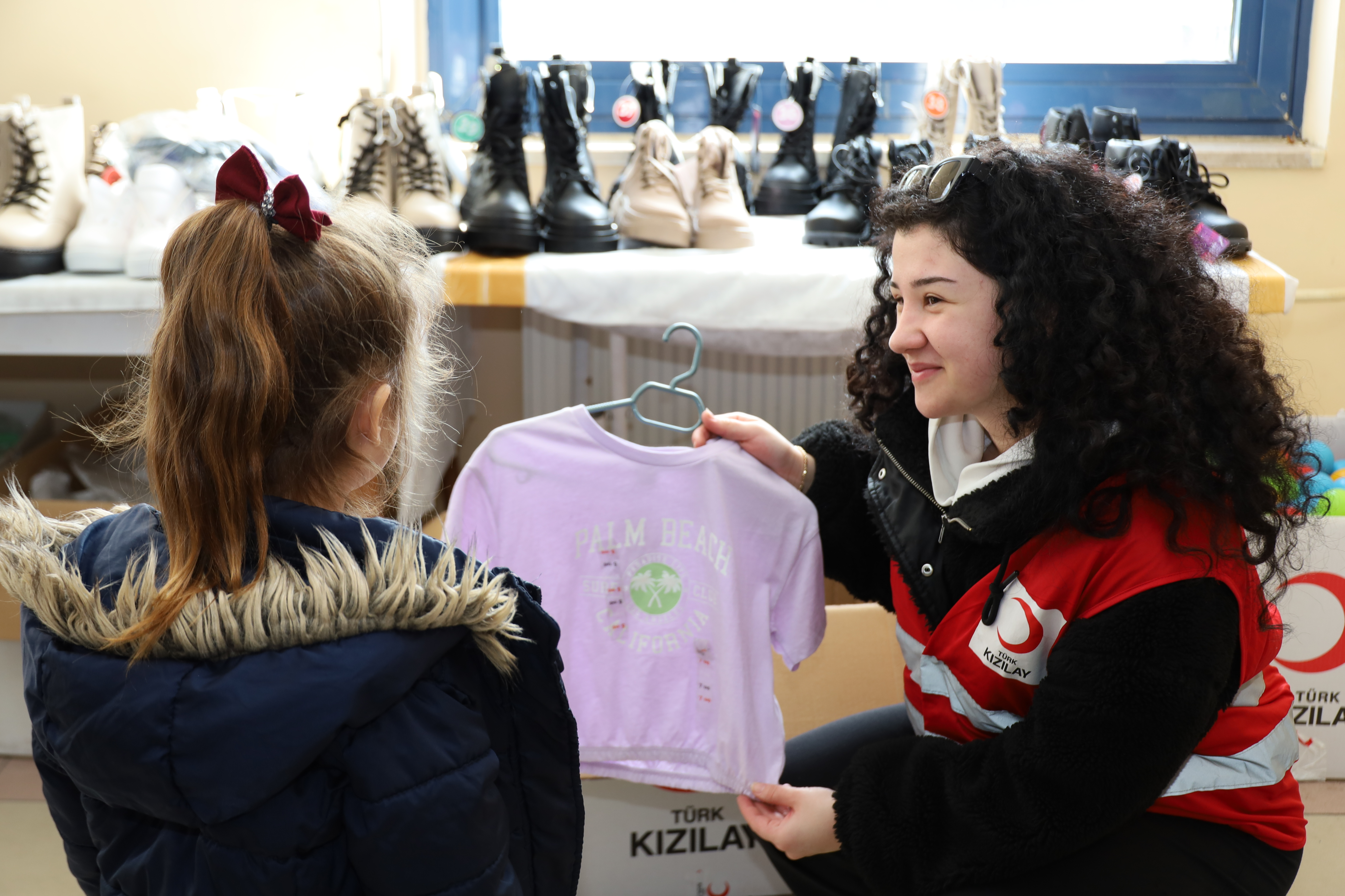 Türk Kızılay Karşıyaka’dan, İhtiyaç Sahiplerine Kışlık Kıyafet Yardımı