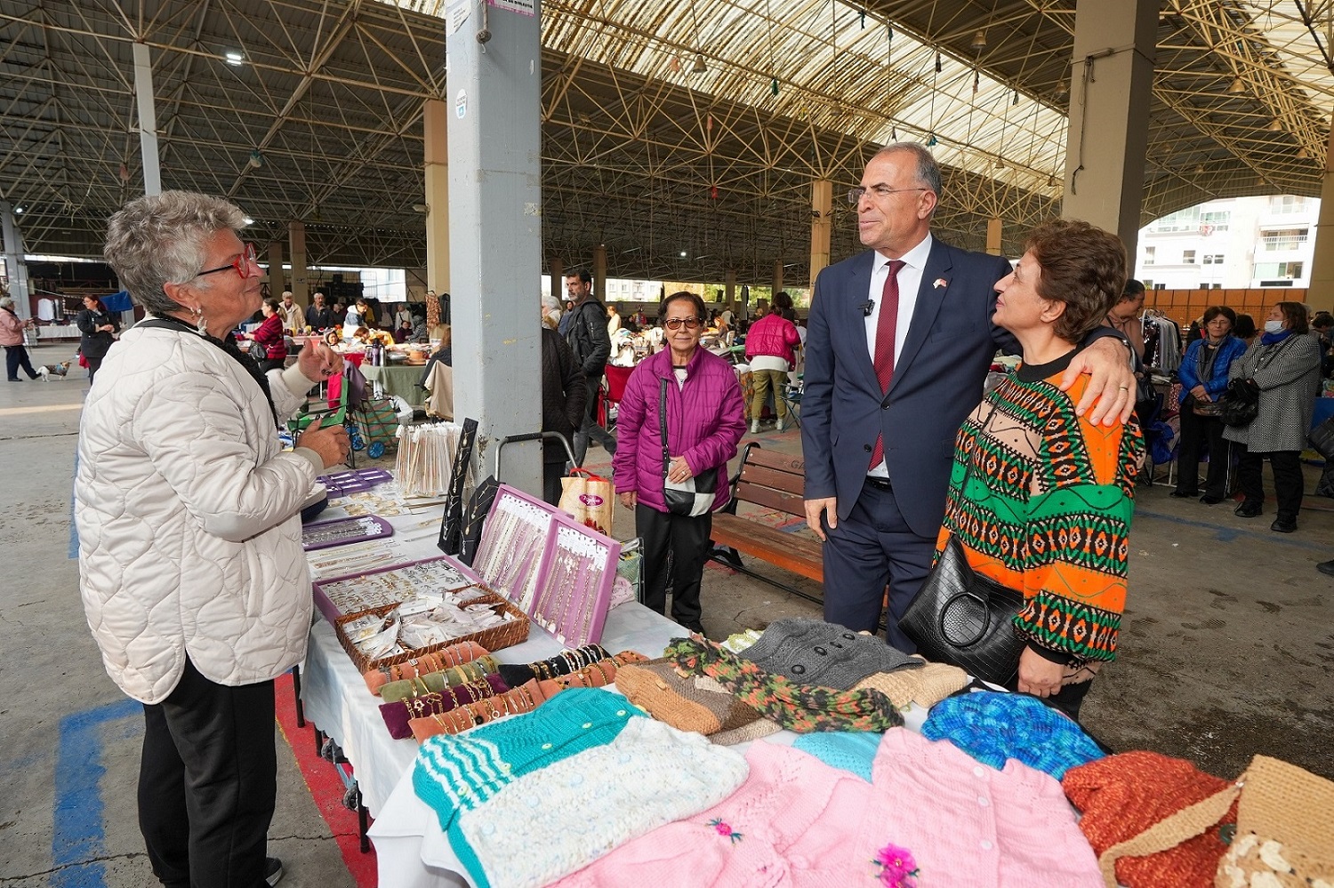 Gaziemir Belediyesi’nden kadınlara destek: El Emeği ve Satış Pazarı açıldı