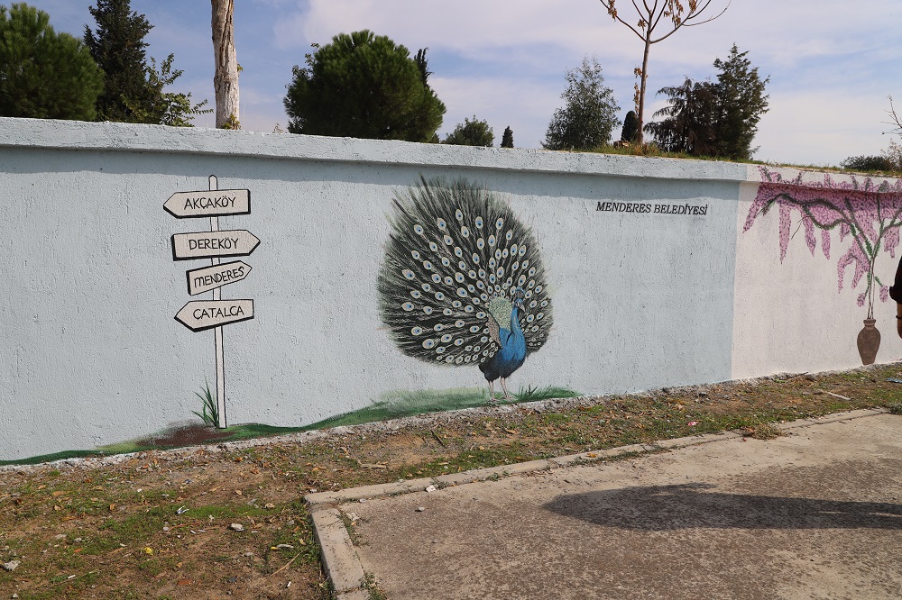 Menderes’te Akçaköy’ün duvarları tuvale dönüştü