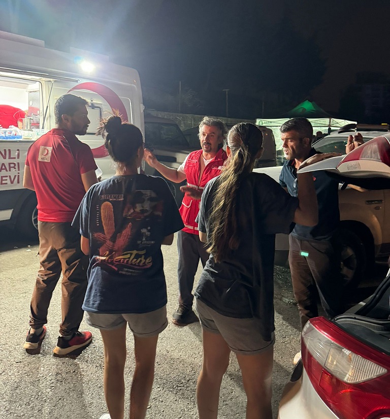 Kızılay Bayraklı Şubesi,  Yangına Müdahale Edenlere Desteğini Sürdürüyor…