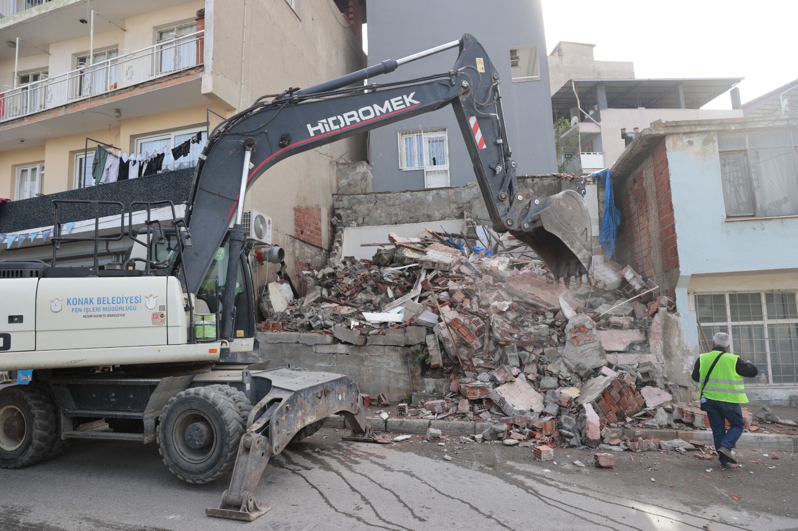 Konak’ta metruk yapıların yıkımı devam ediyor
