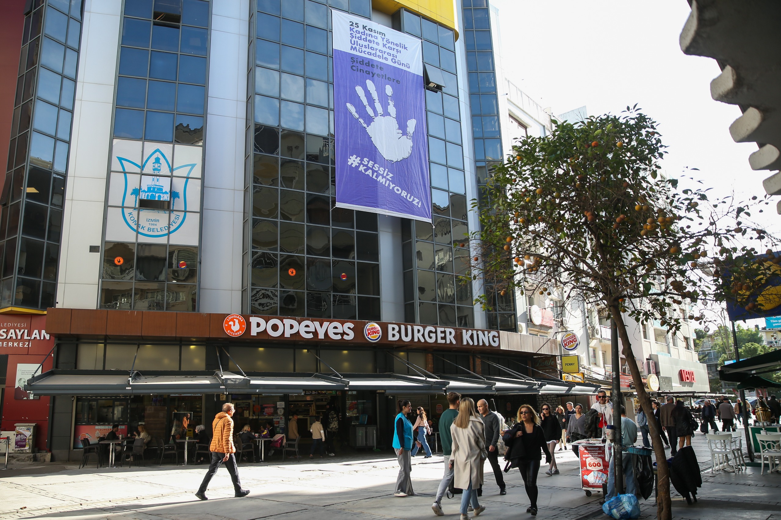 Konak’tan şiddete karşı dev afiş: Sessiz kalmıyoruz!