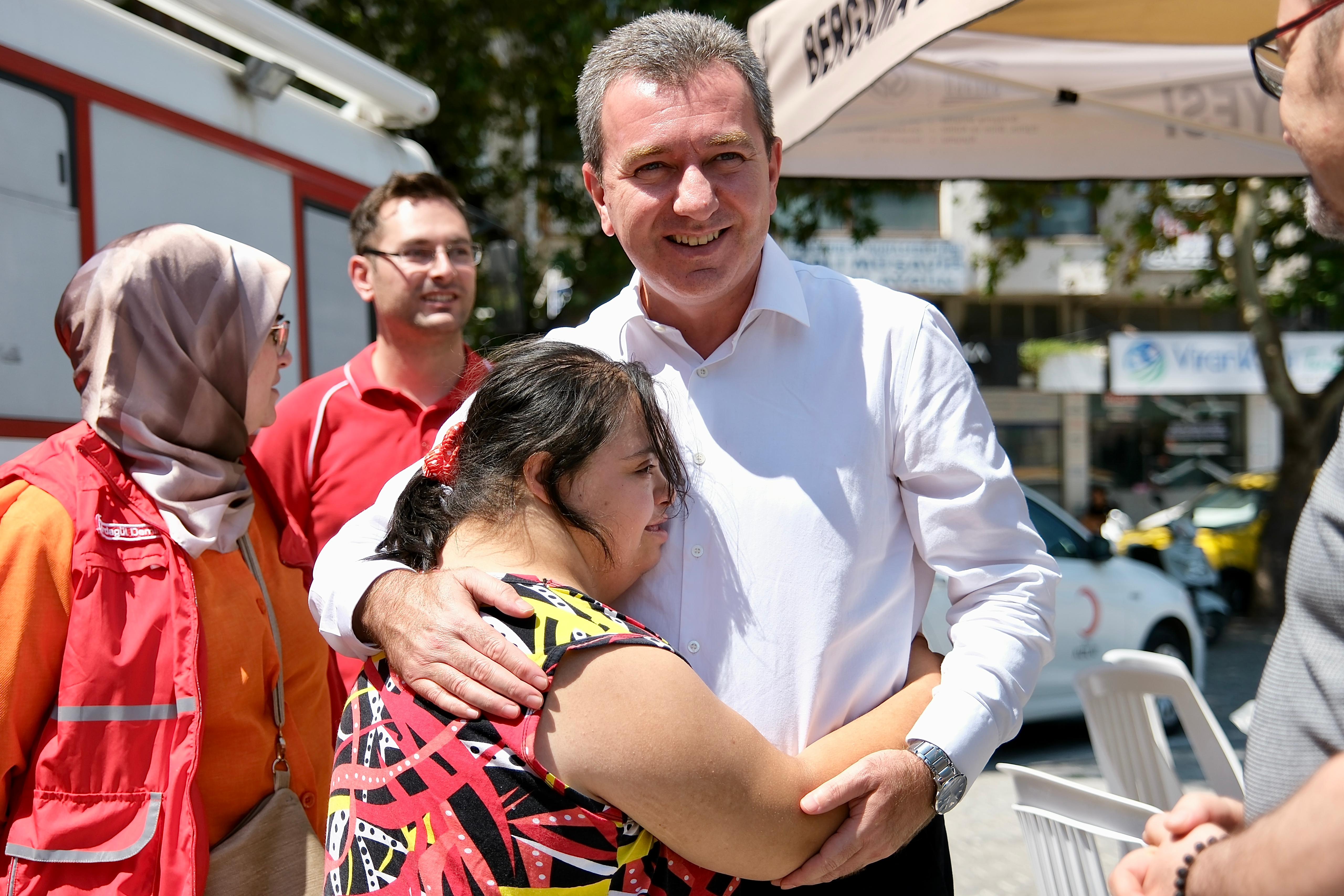 HAKAN KOŞTU KIZILAY’A DESTEK İÇİN KAN VERDİ