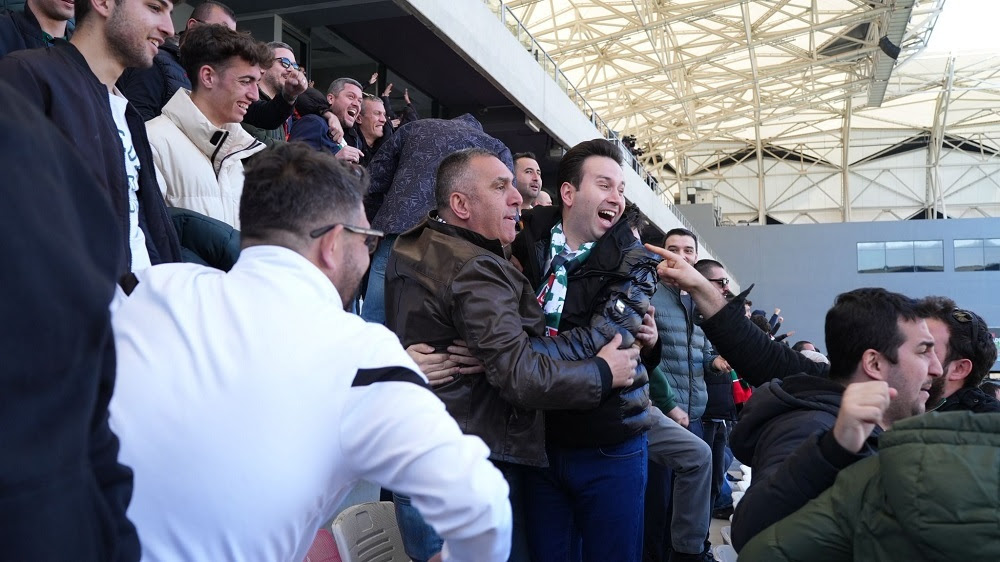 Çiftçioğlu; tribünde yerini aldı, 4 yıl sonraki hayalini anlattı. “Kendi stadımızda Kaf Kaf çekeceğiz”