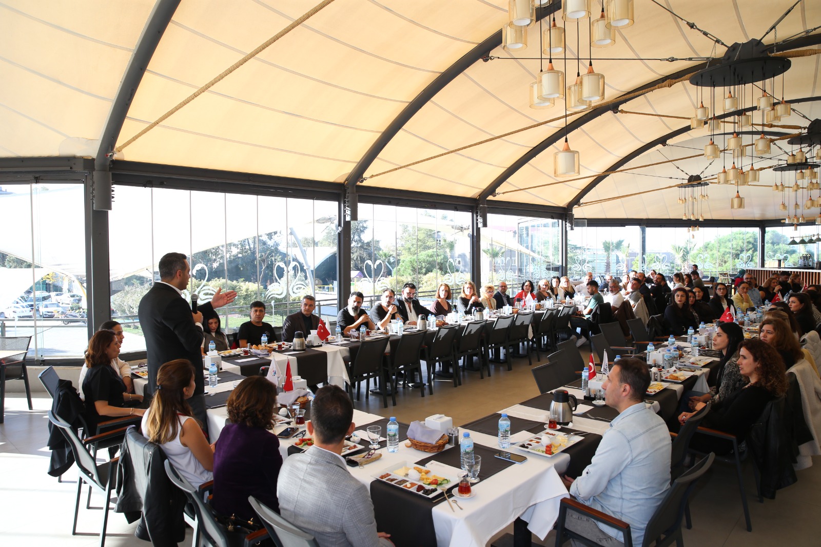 “Çiğli Belediyesi’nden Öğretmenler Günü’nde Anlamlı Kutlama”