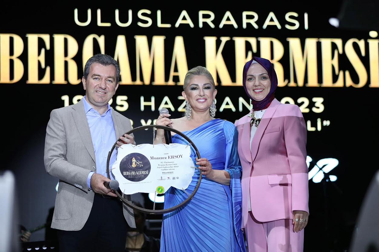 Uluslararası Bergama Kermes Festivali Finaline Muazzez Ersoy Damgası.  18 bin kişi ile muhteşem final