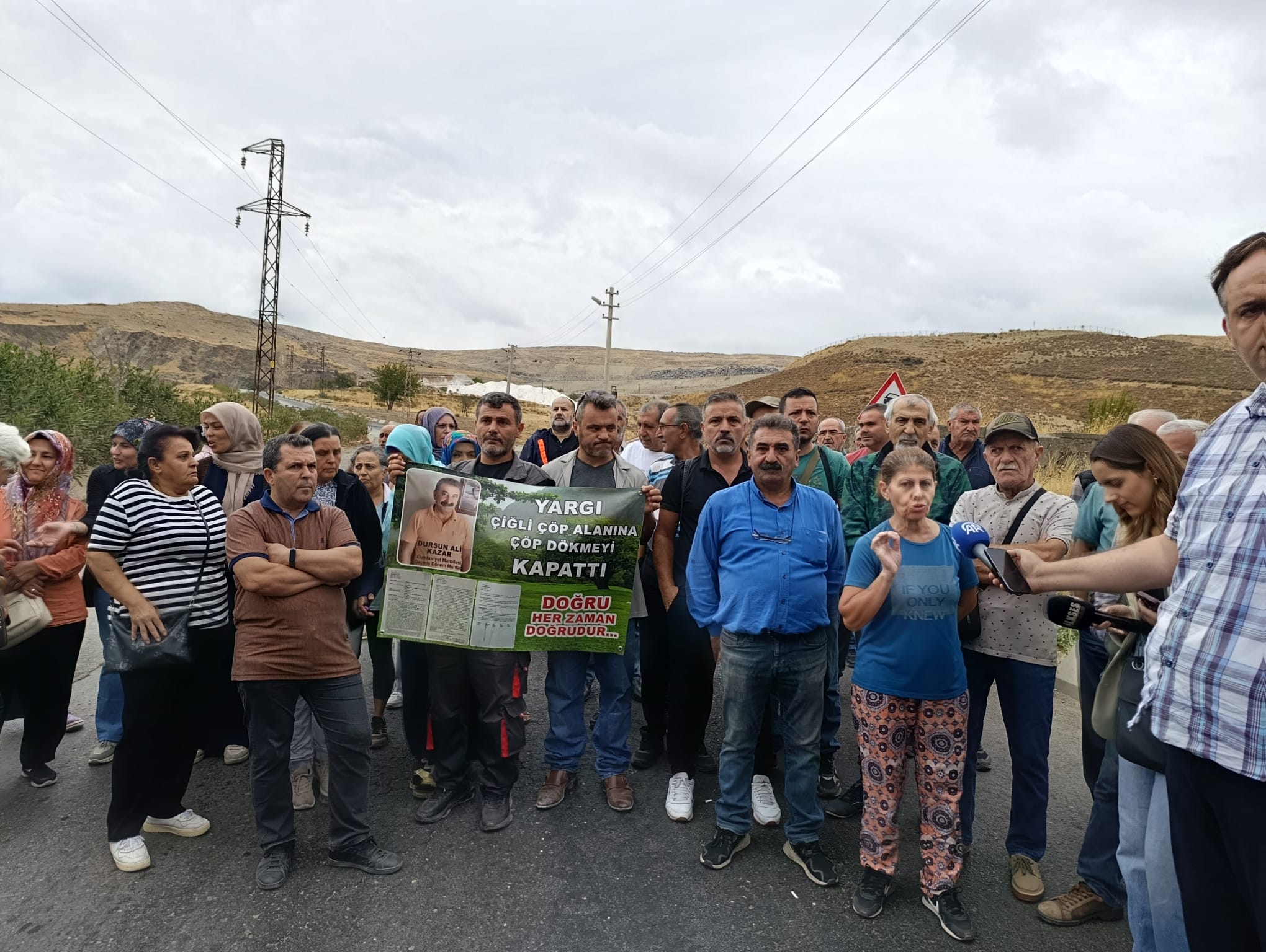 Harmandalı’da Vatandaş Çöpe Giden Yolu Kapattı.
