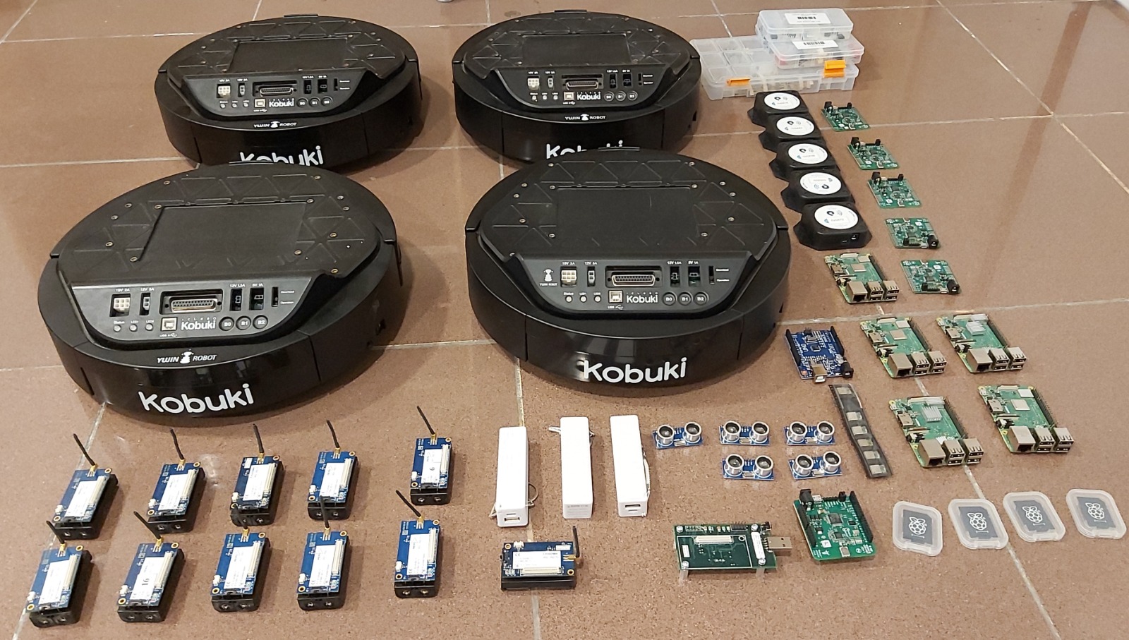 Egeli bilim insanı Doç. Dr. Vahid Akram’dan gündelik hayatı kolaylaştıracak yenilikçi proje  Sürü robotlara dayalı bir nesne taşıma sistemi geliştirilecek.