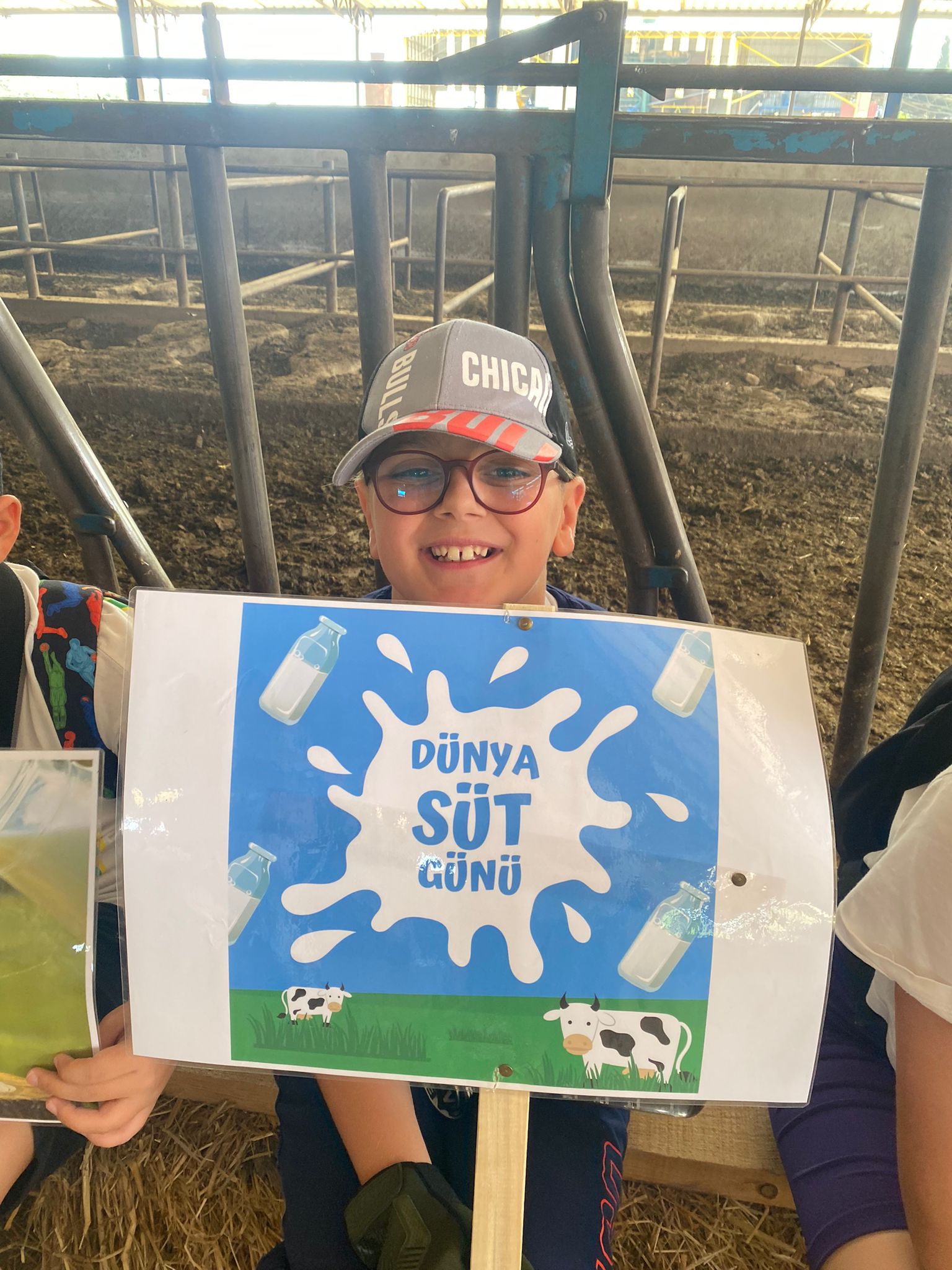 Dünya Süt Gününde Karşıyakalı Öğrenciler Tirede Sütün Yolculuğuna Eşlik Etti