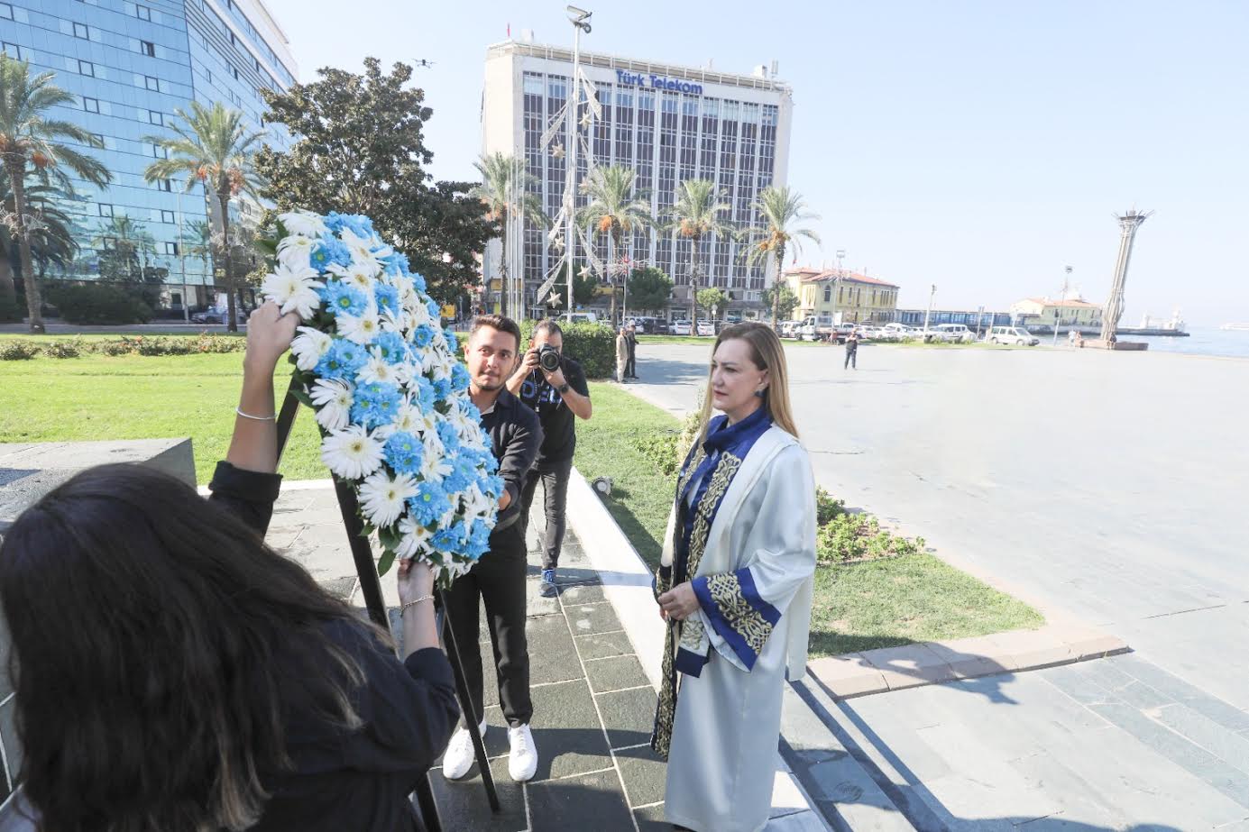 DEÜ’DE AKADEMİK YIL ÇELENK SUNMA TÖRENİ İLE BAŞLADI  “ÖĞRENCİLERİMİZ TEMEL HEDEFİMİZDİR”