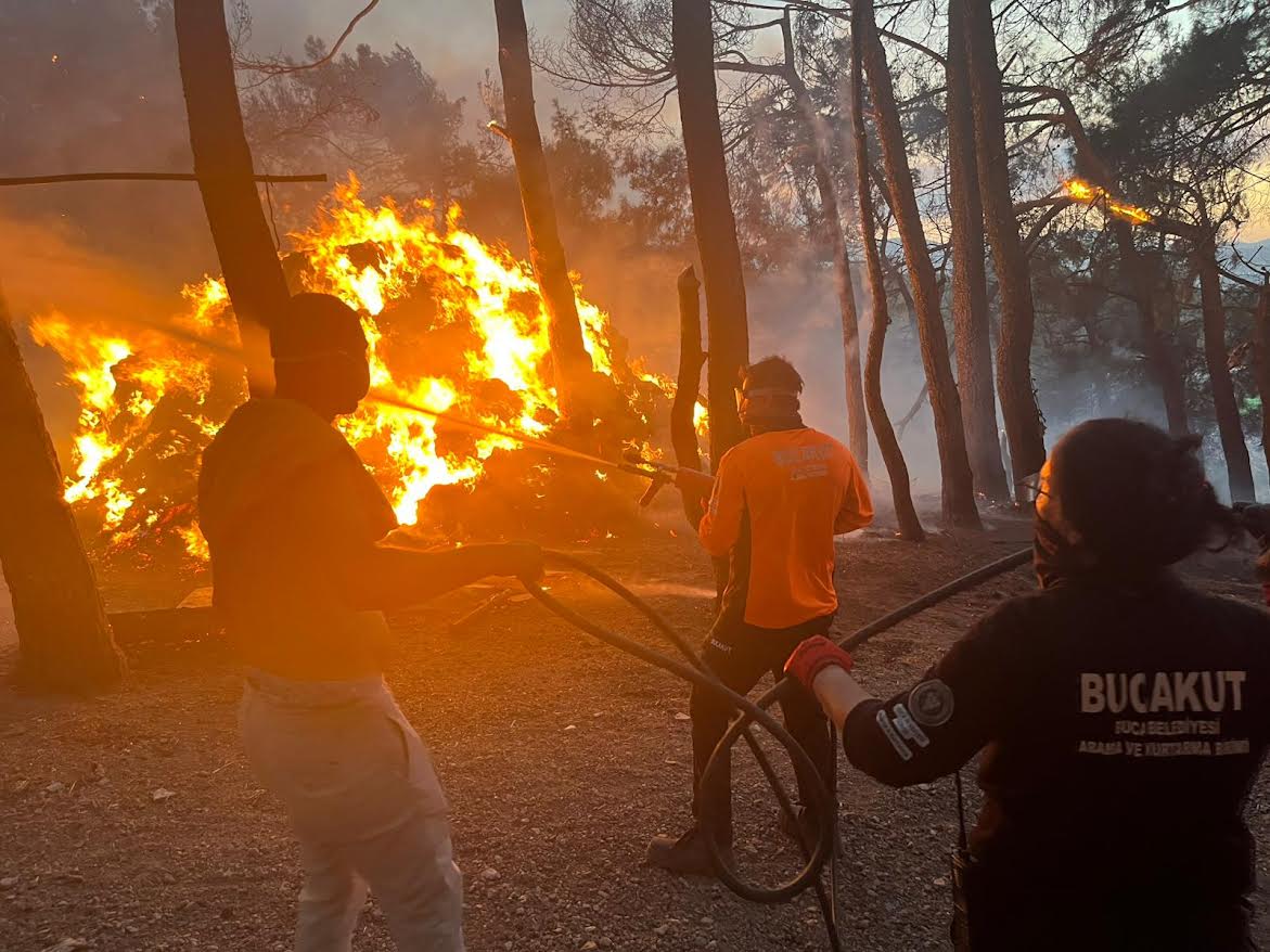 Buca tüm gece alevlerle mücadele etti. Başkan Duman: “Doğamızı korumak için mücadele eden herkese minnettarız”
