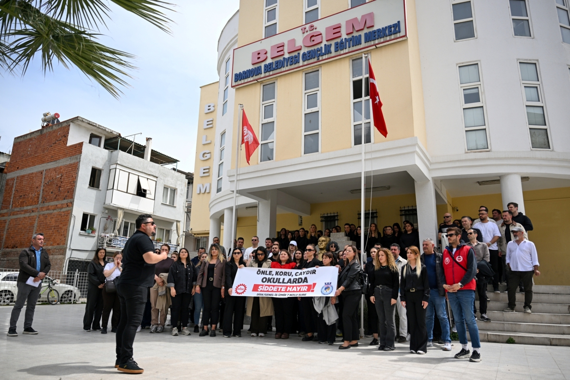 Bornova’dan okullarda şiddete karşı tek ses:   ‘Karanlığa teslim olmayacağız!’”