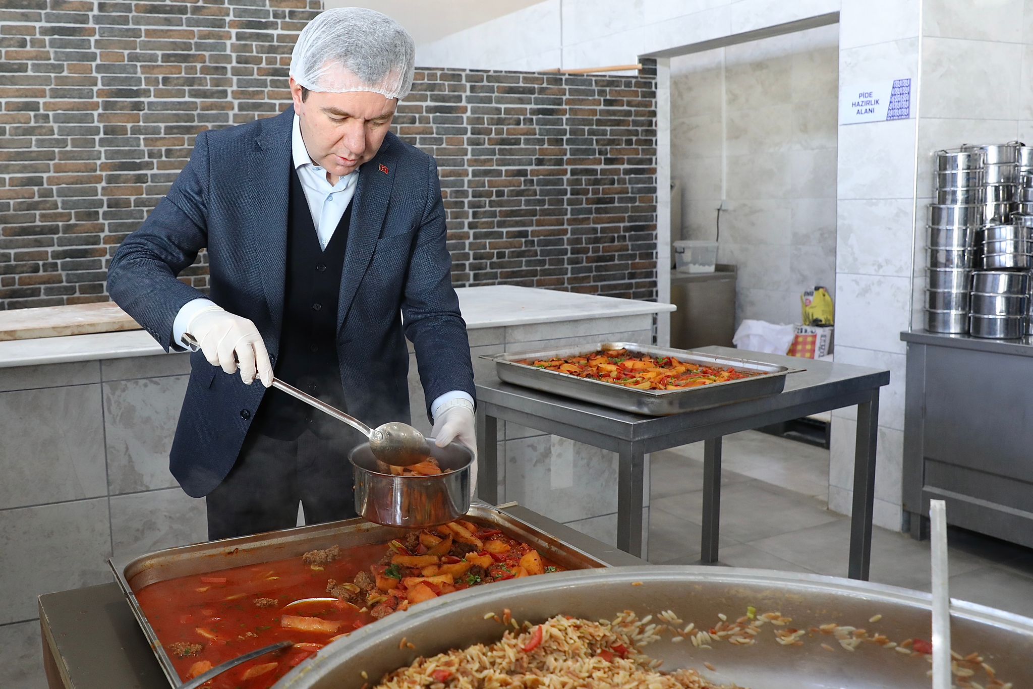 Bergama Belediyesi Aşevi’nden her gün 800 kişiye sıcak yemek