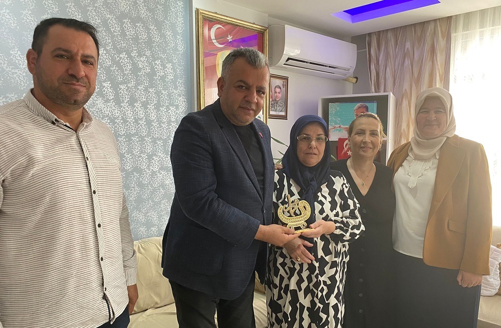 AK Parti Çiğli şehit annelerini unutmadı  “ŞEHİTLERİMİZİN AİLELERİ BİZE EMANET”