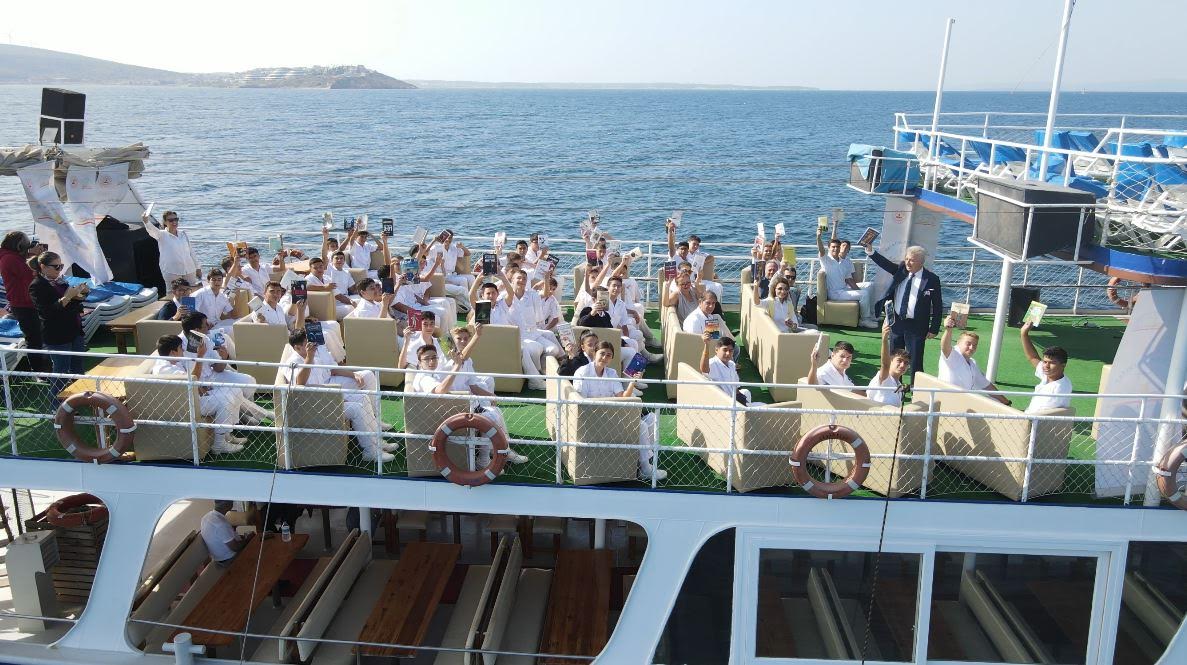 Ellerinde Kitaplarla Maviliklere Açıldılar