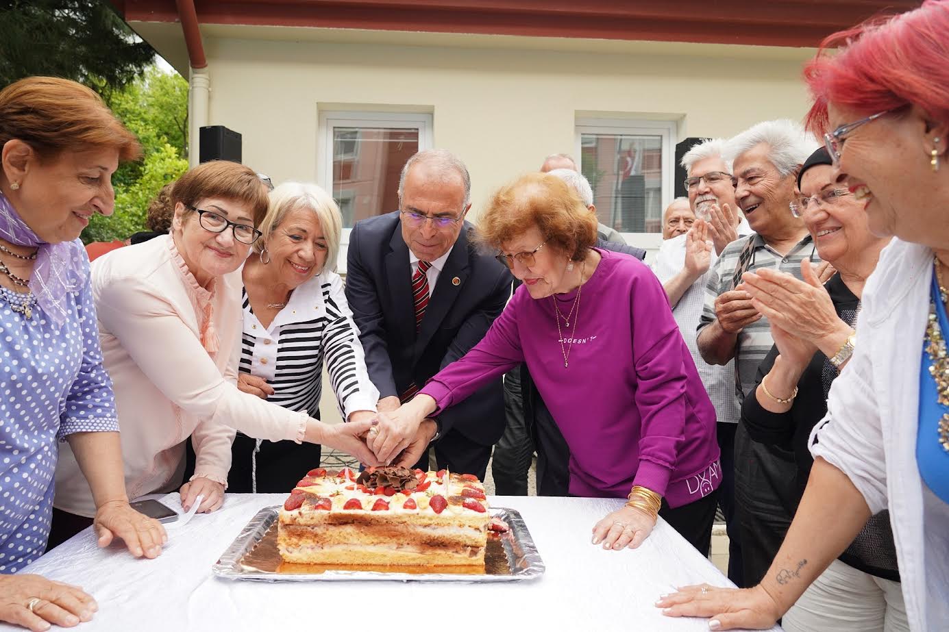 Gaziemirli çınarların “ikinci evi” Ata Evi 9 yaşında