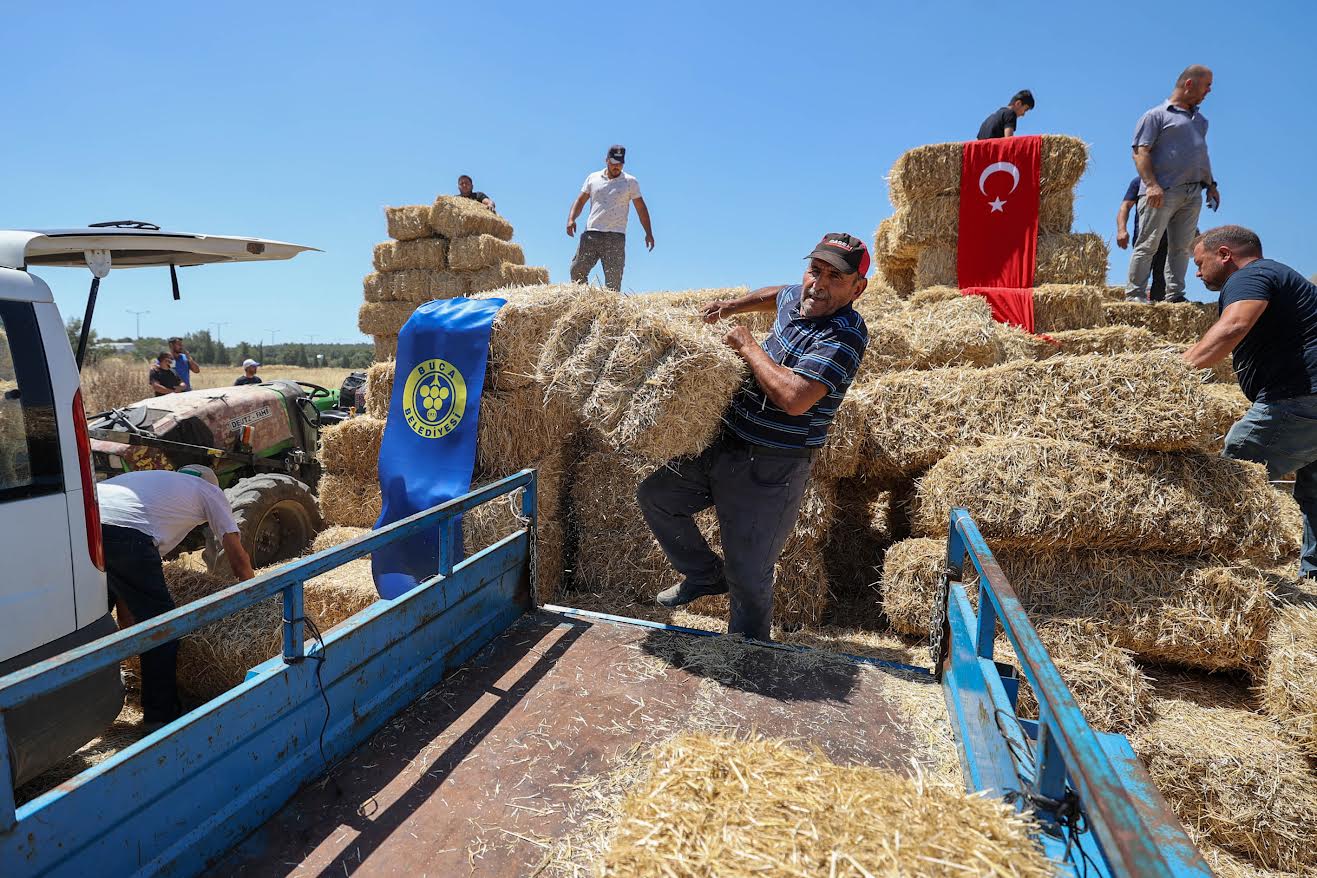 Buca Belediyesi’nden hayvancılık yapan köylülere saman balyası desteği