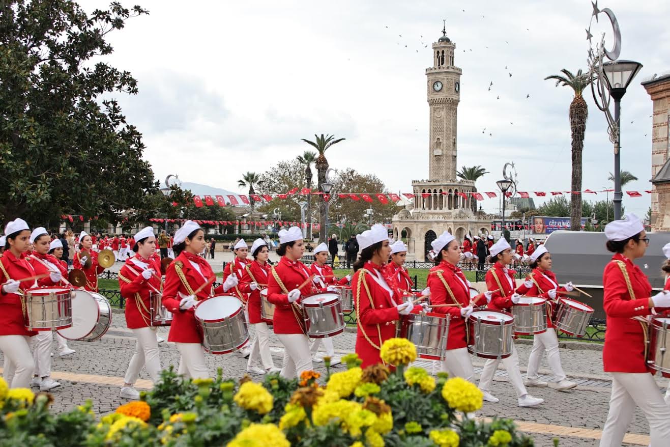 29 Ekim Cumhuriyet Bayramı Etkinlikleri, İzmir’de Büyük Bir Coşkuyla Devam Ediyor