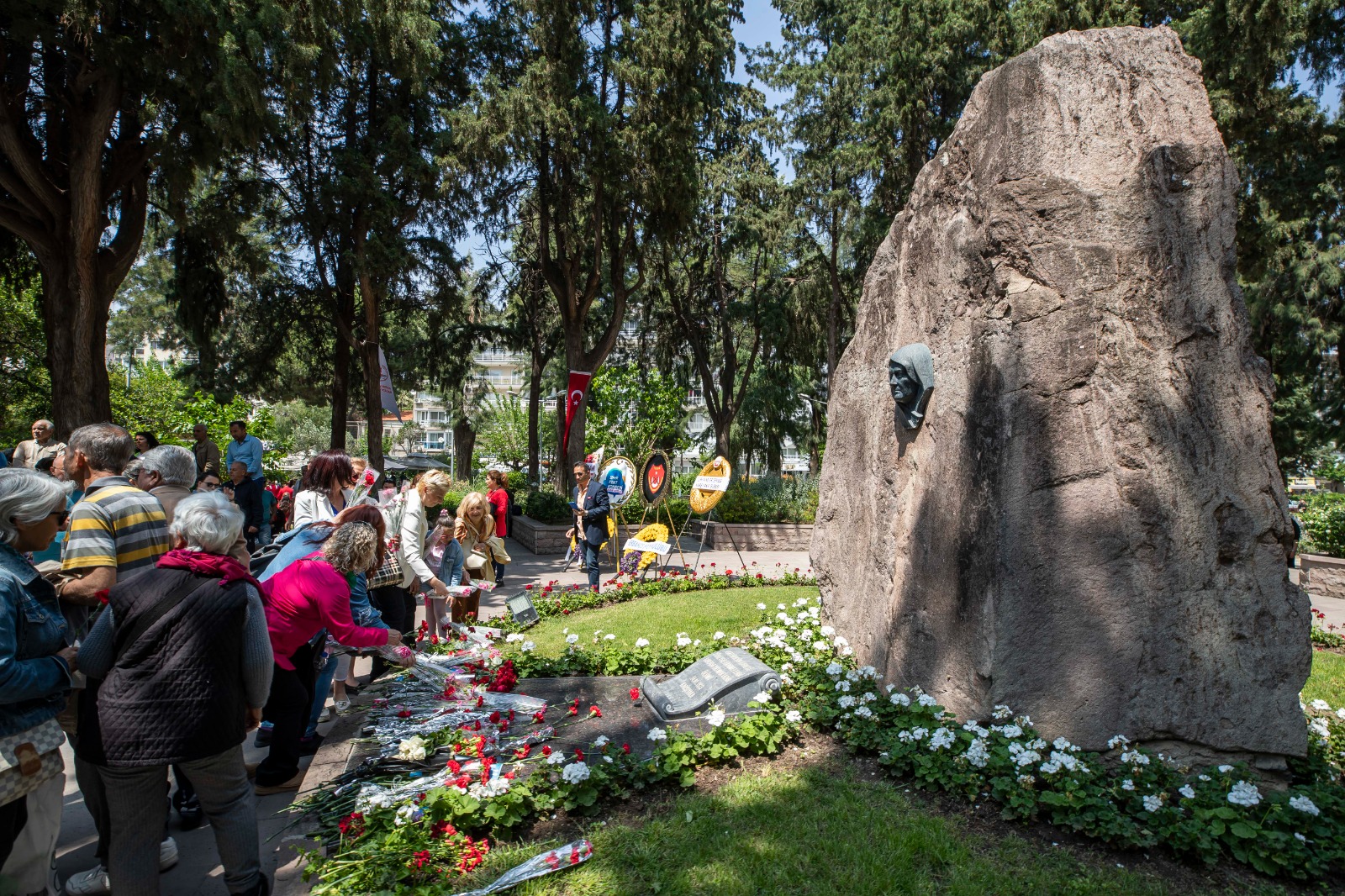 Zübeyde Hanım İzmir’de kabri başında anıldı