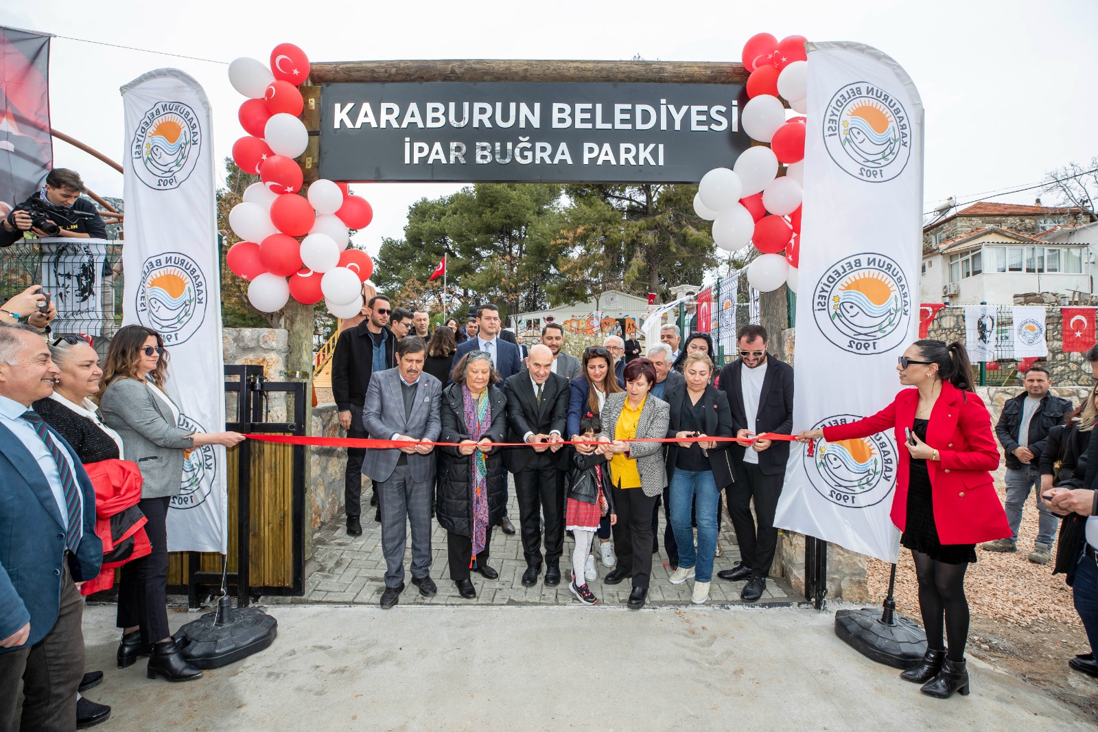 Karaburun'da gençler için eğitim ve kültür merkezi açıldı