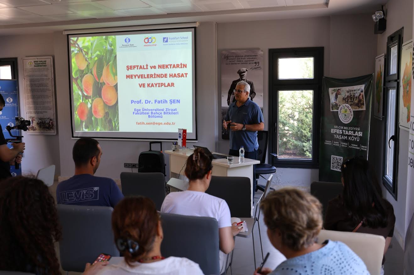 Efes Tarlası Yaşam Köyü’nde Şeftali Üreticilerine Eğitim