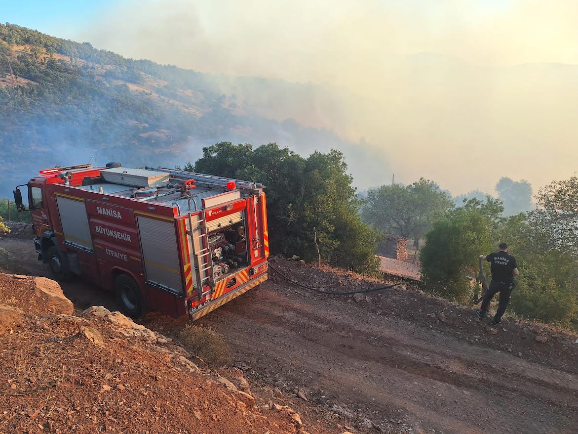 Manisa Büyükşehir ekiplerinden Akhisar’daki yangına müdahale
