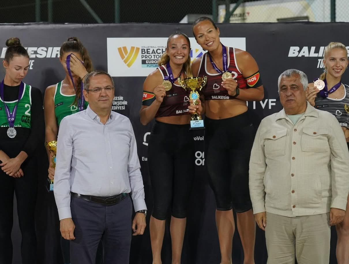Türk voleybol tarihinde bir ilk yaşandı!  Plaj Voleybolu Erkek Milli Takımı ilk kez şampiyon oldu.