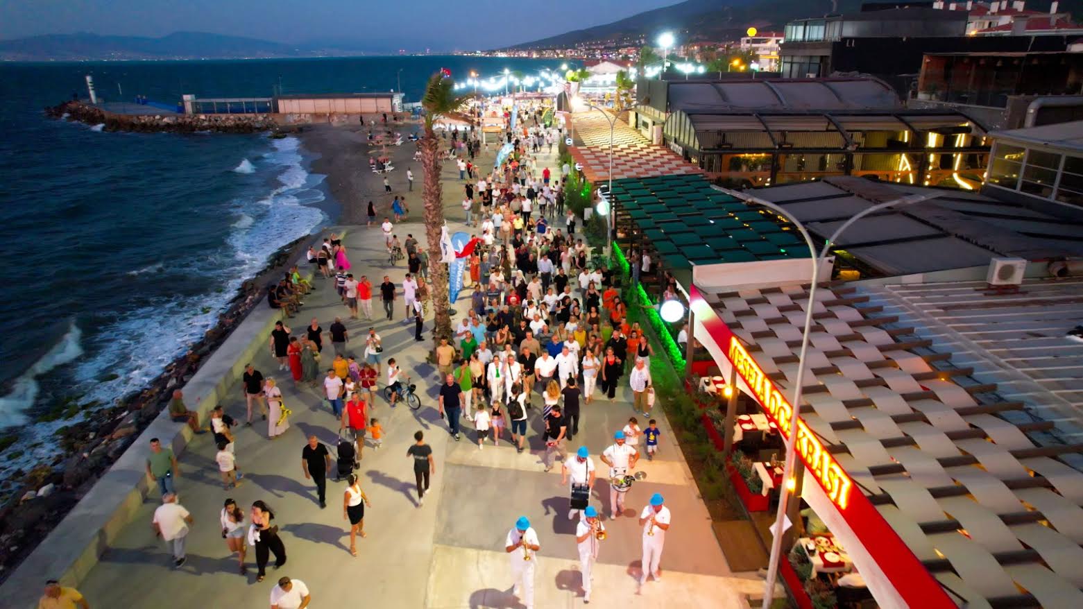 Güzelbahçe’nin yeni ‘kordon boyu’  İsmail Kandemir Sahil Yolu ismiyle hizmete açıldı