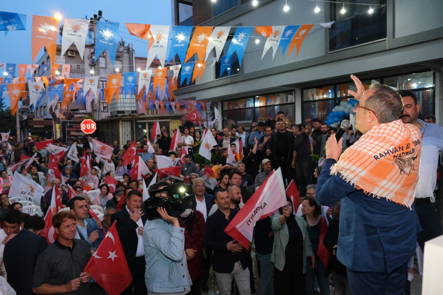 AK Partili Sürekli, Alsancak’ta gençlerle sanatsal cazibe merkezi ziyareti yaptı