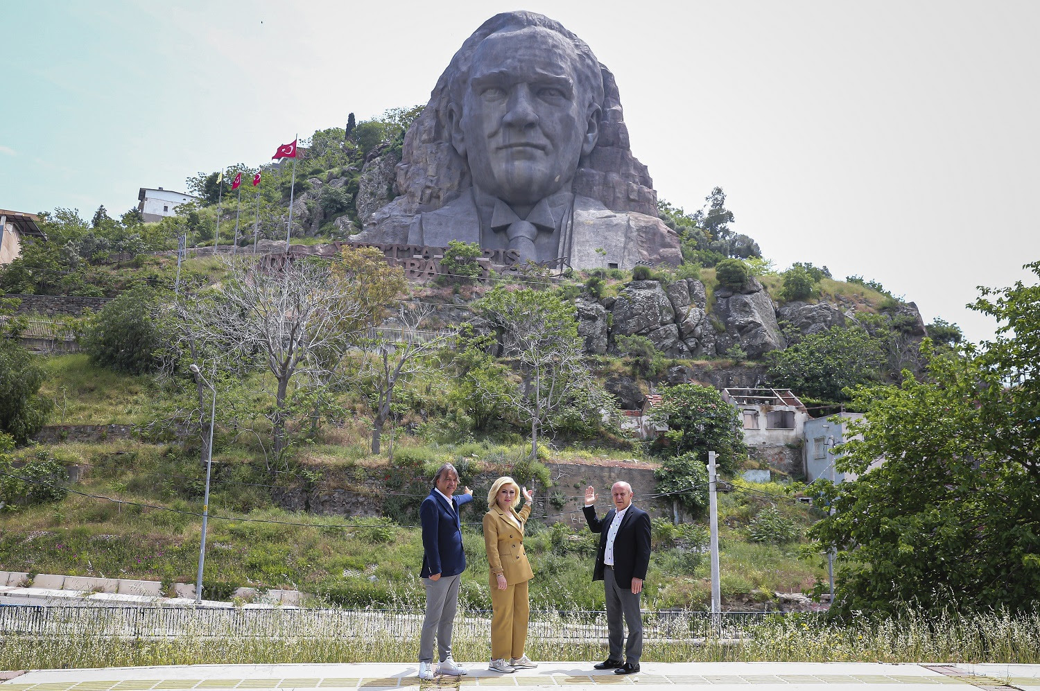 AK Partili Bursalı’dan CHP’li belediyeye bakımsız Atatürk büstü tepkisi