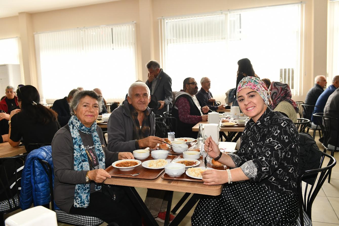 Çiğli Kent Lokantası kapılarını açtı. Çiğli Belediye Başkanı Onur Emrah Yıldız; “ Sıra, paylaşarak çoğaltmakta…”