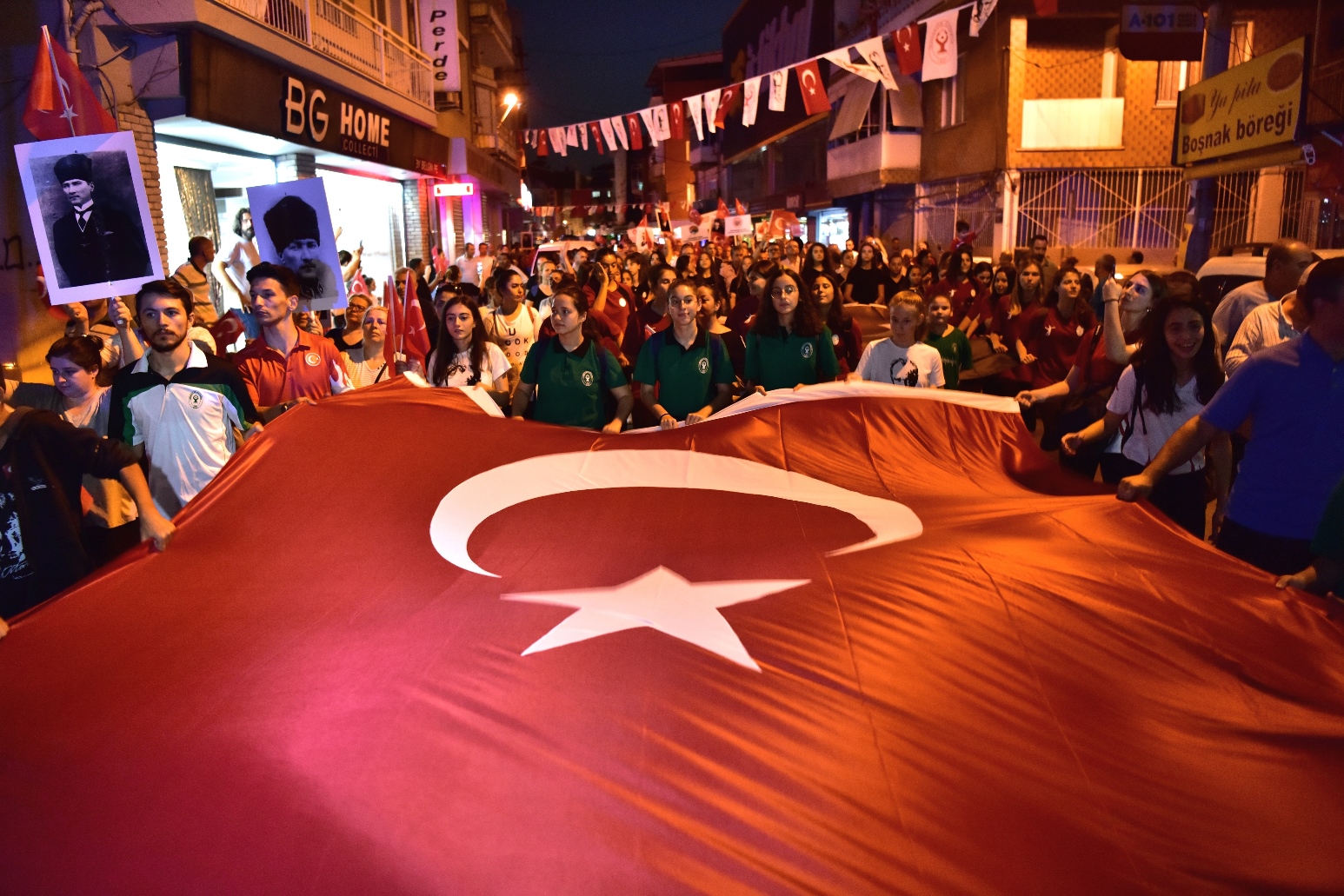 Bornova’da 30 Ağustos’a coşkulu kutlama