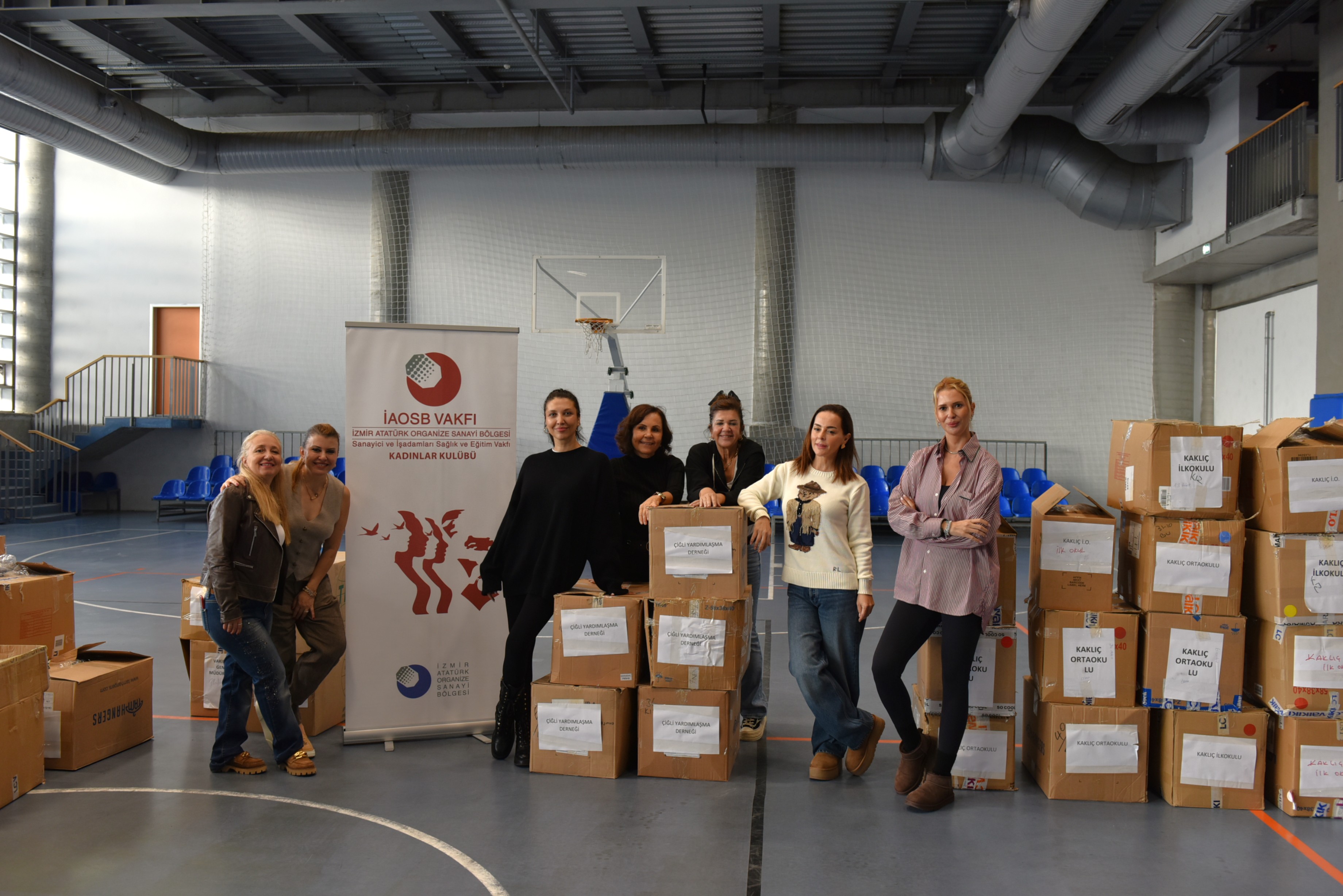 İAOSB Vakfı Kadınlar Kulübü, 800 Çocuğa Kışlık Giysi Desteği Ulaştırdı