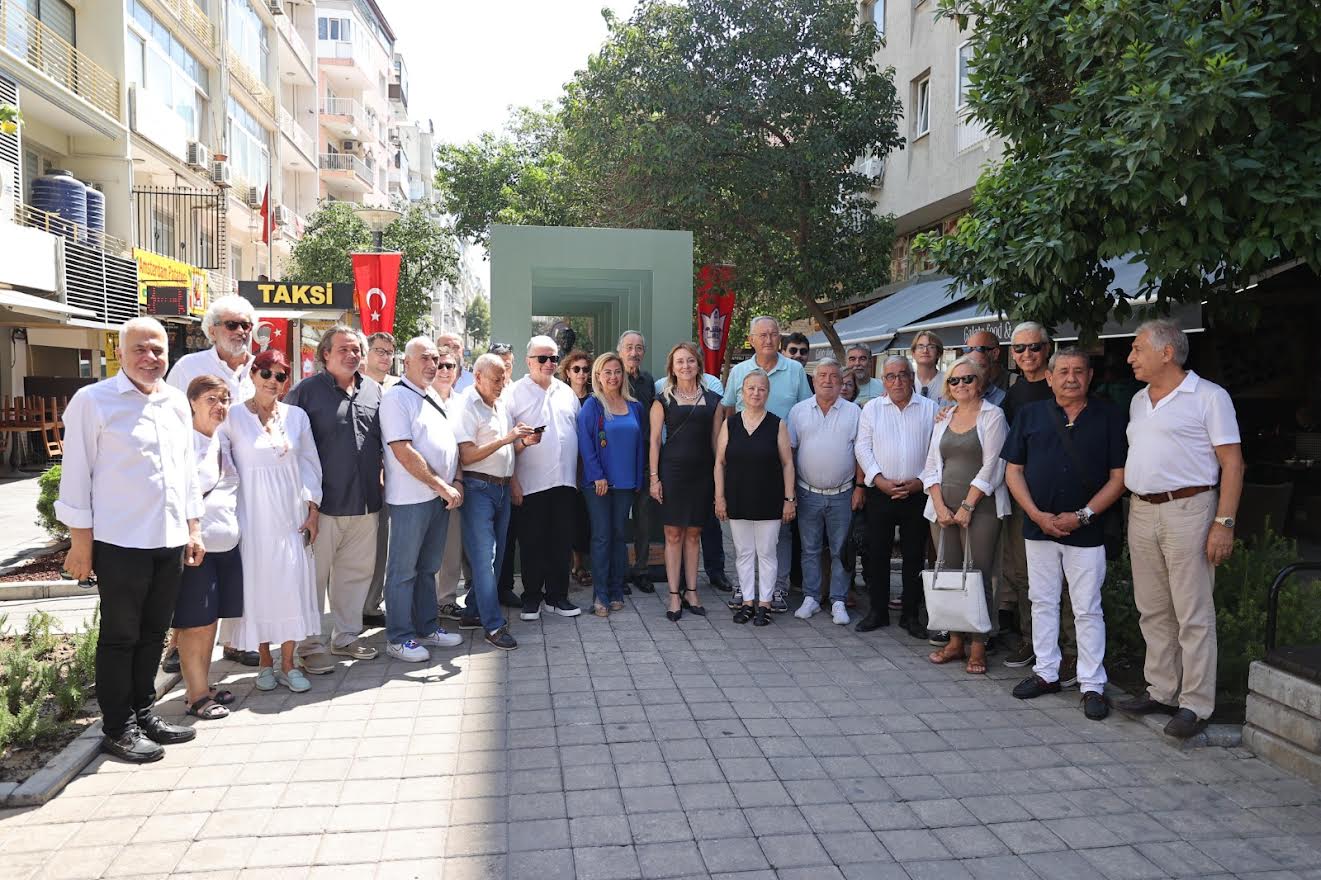 Usta gazeteci İsmail Sivri Alsancak’taki heykeli önünde anıldı